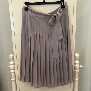 Gently worn grey Ann Taylor skirt. Size:4 fits like a medium